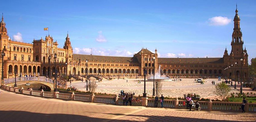 Fountain plaza in Seville