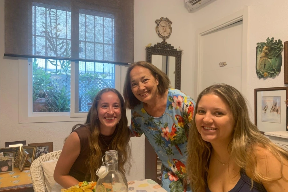 Students at Spanish home with Spanish landlaly.